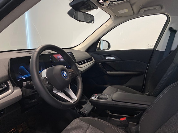 BMW iX1 4 of 11