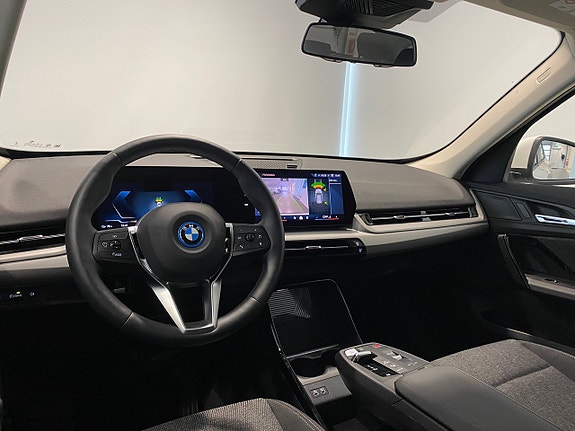 BMW iX1 5 of 11