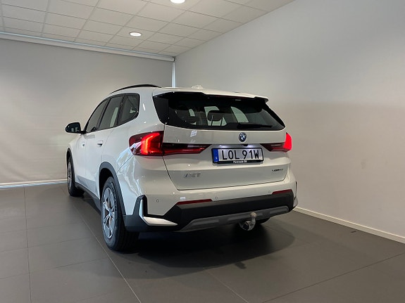 BMW iX1 9 of 11