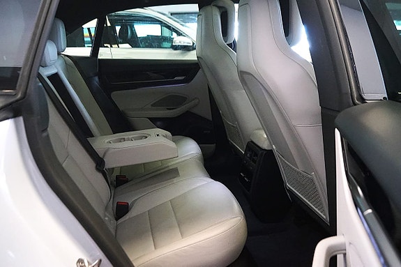 Porsche Macan 4 14 of 17