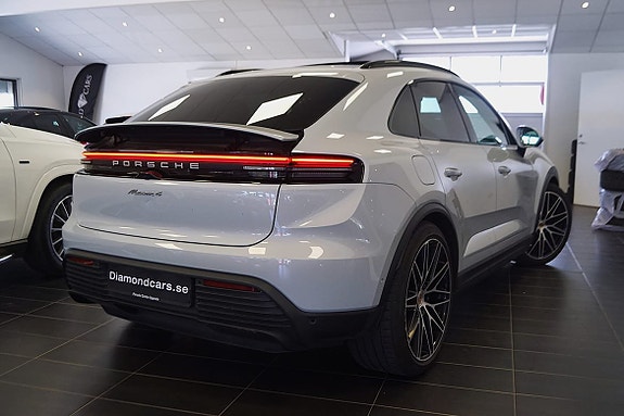 Porsche Macan 4 4 of 17