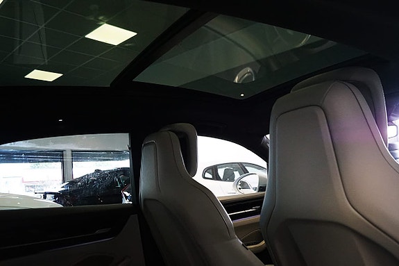Porsche Macan 4 15 of 17