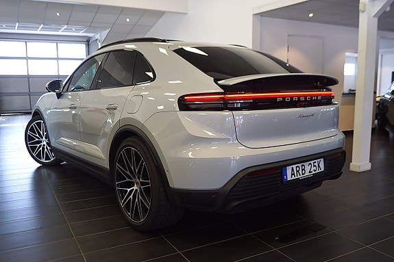 Porsche Macan 4 2 of 17