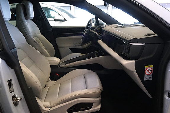Porsche Macan 4 13 of 17
