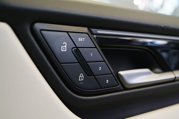 Porsche Macan 4 10 of 17
