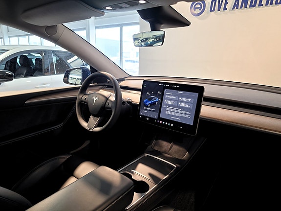 Tesla Model Y 6 of 27