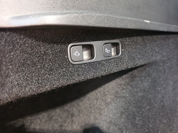 Tesla Model Y 24 of 27