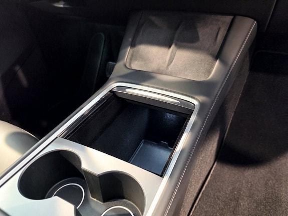 Tesla Model Y 9 of 27
