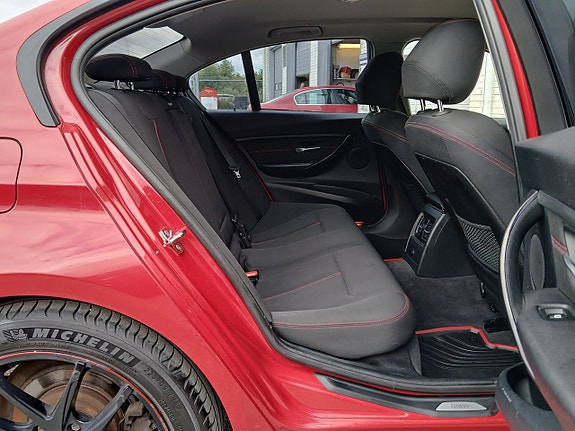 BMW 328i 13 of 24
