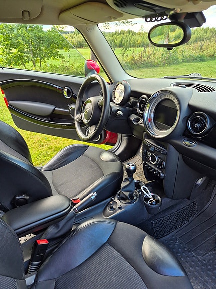 MINI Cooper SD 3 of 4