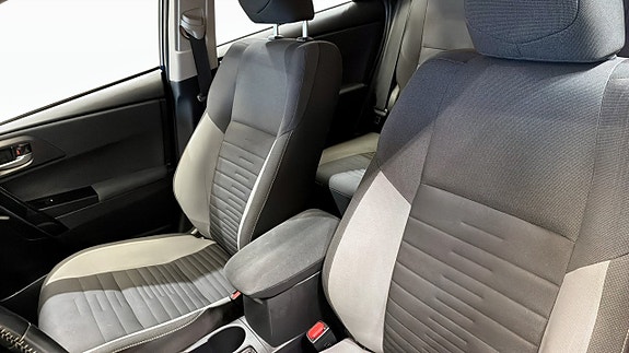 Toyota Auris 8 of 12