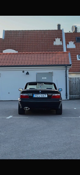 BMW 325i 2 of 5
