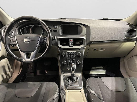 Volvo V40 12 of 18