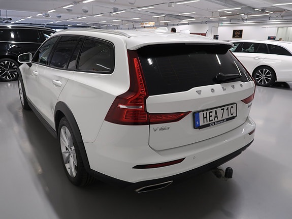 Volvo V60 Cross Country 8 of 30