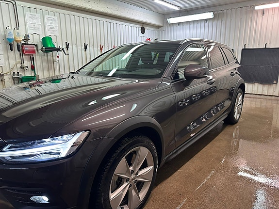 Volvo V60 Cross Country 2 of 9