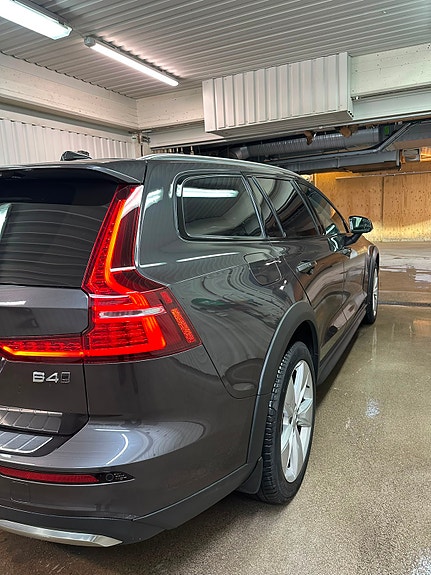 Volvo V60 Cross Country 4 of 9