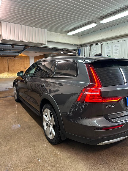 Volvo V60 Cross Country 3 of 9