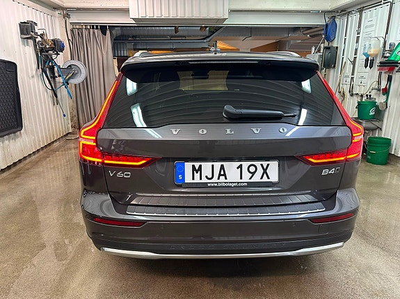 Volvo V60 Cross Country 5 of 9