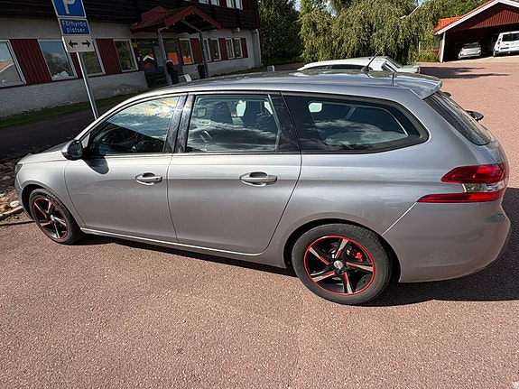 Peugeot 308 SW 2 of 10
