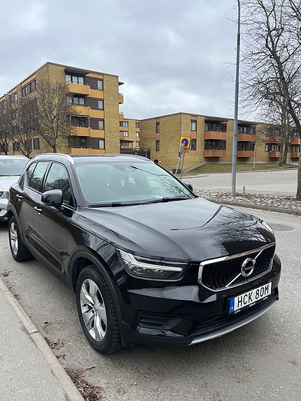Volvo XC40 2 of 9