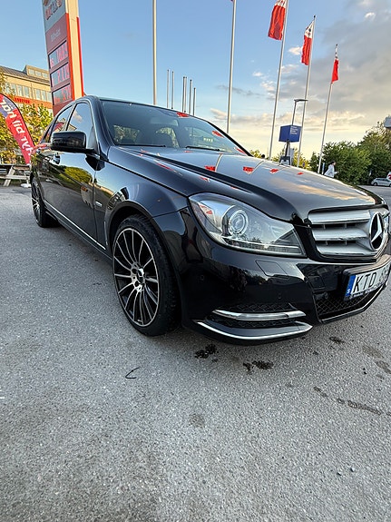 Mercedes-Benz C220 2 of 14
