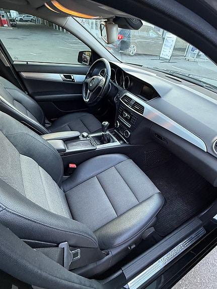 Mercedes-Benz C220 12 of 14