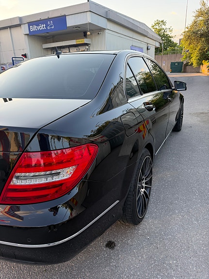 Mercedes-Benz C220 6 of 14