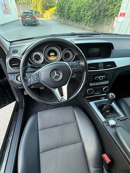 Mercedes-Benz C220 10 of 14