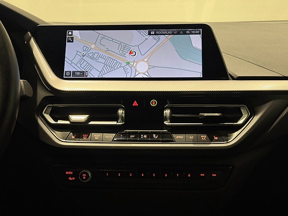 BMW 218d 14 of 17