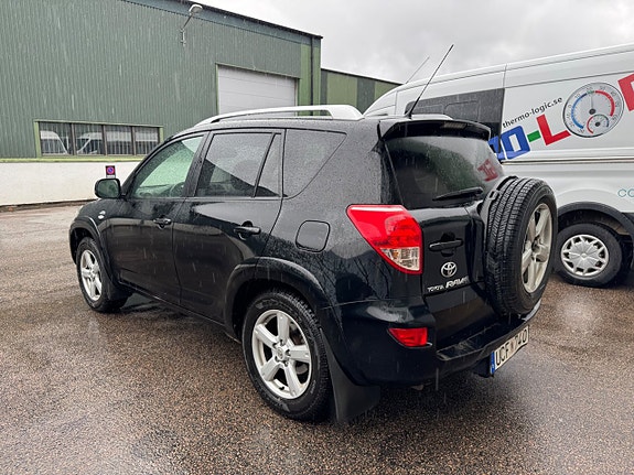 Toyota RAV4 4 of 7