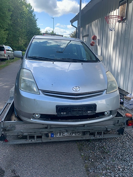 Toyota Prius 2 of 7