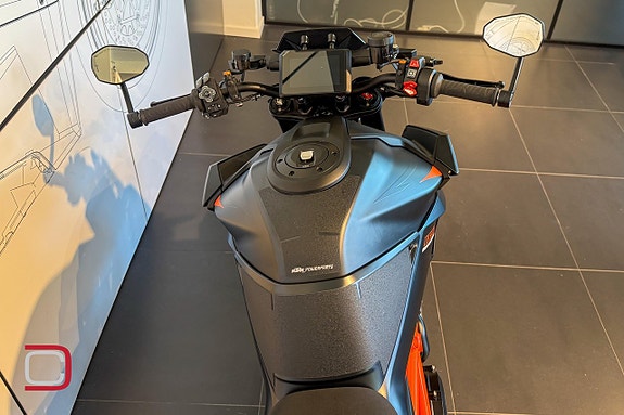 KTM 1390 Super Duke R 6 of 7