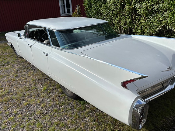 Cadillac Sedan DeVille 4 of 6
