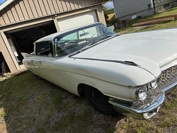 Cadillac Sedan DeVille 2 of 6