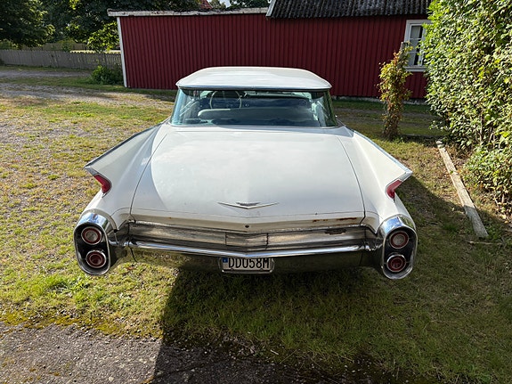 Cadillac Sedan DeVille 3 of 6