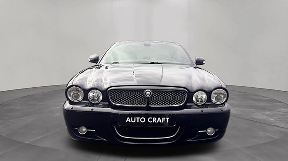 Jaguar XJ 2 of 13