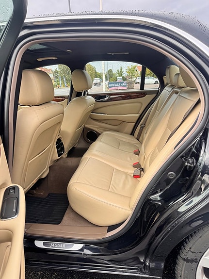 Jaguar XJ 8 of 13