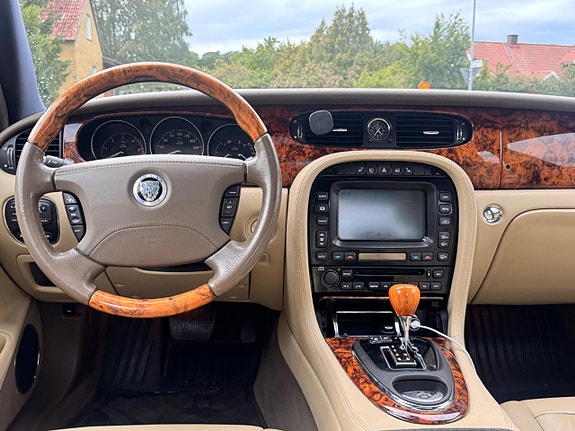 Jaguar XJ 9 of 13