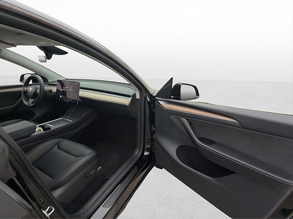 Tesla Model Y 27 of 30