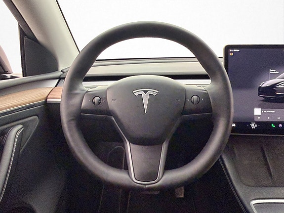 Tesla Model Y 15 of 30