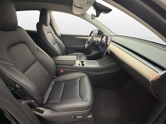 Tesla Model Y 26 of 30