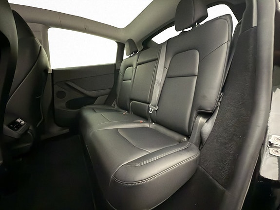 Tesla Model Y 28 of 30