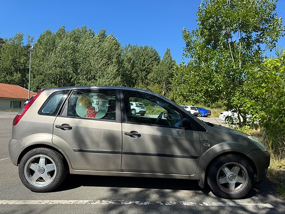 Ford Fiesta 2 of 6