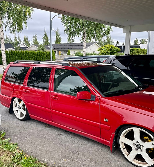 Volvo V70 2 of 8
