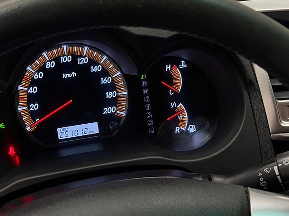 Toyota HiLux 24 of 30