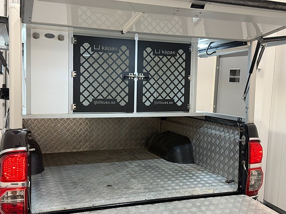 Toyota HiLux 13 of 30