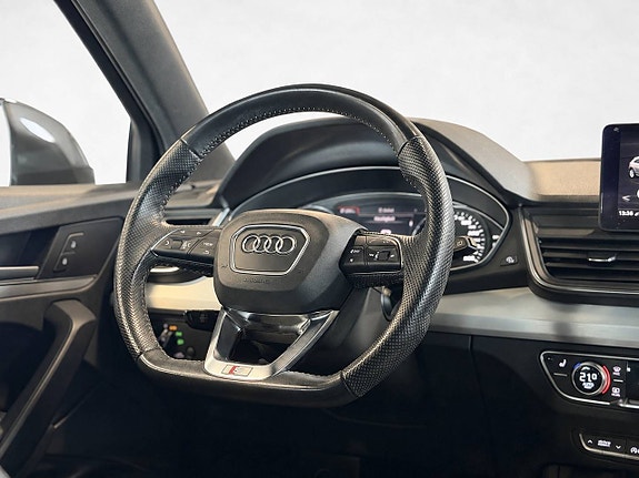Audi Q5 2 of 18