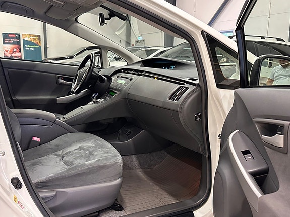 Toyota Prius 9 of 29