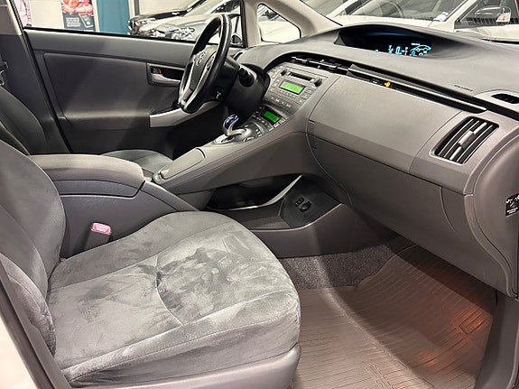 Toyota Prius 10 of 29