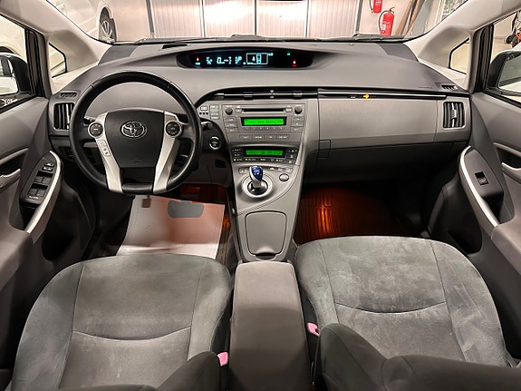 Toyota Prius 12 of 29